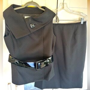 Tahari -  Arthur S. Levine - 2-Piece Sleeveless Skirt Suit